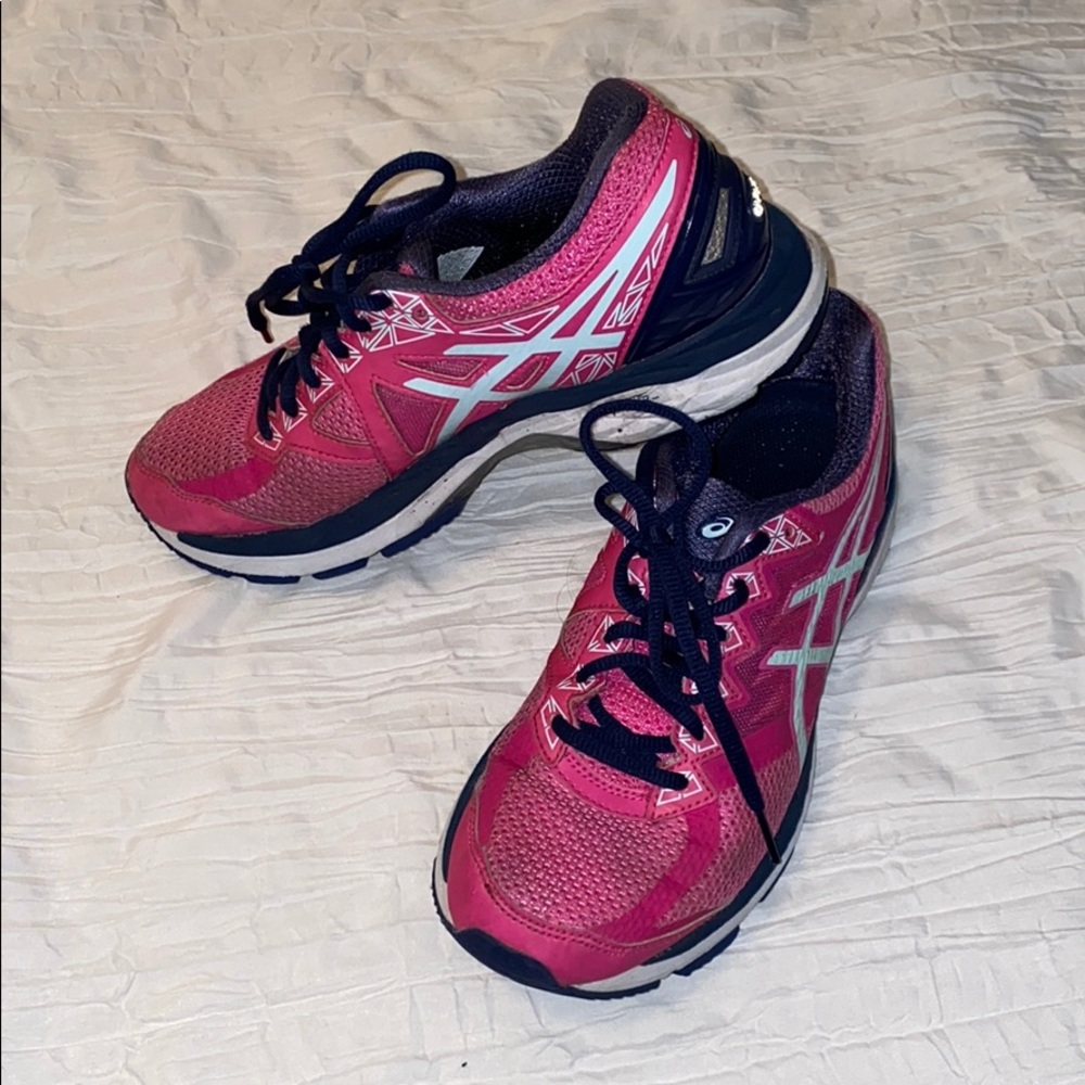ASICS hot pink size 8 GT2000